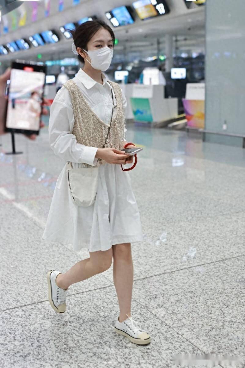 街拍:李兰迪白色衬衫裙 米色毛线背心 斜挎包 帆布鞋清新可爱_上海