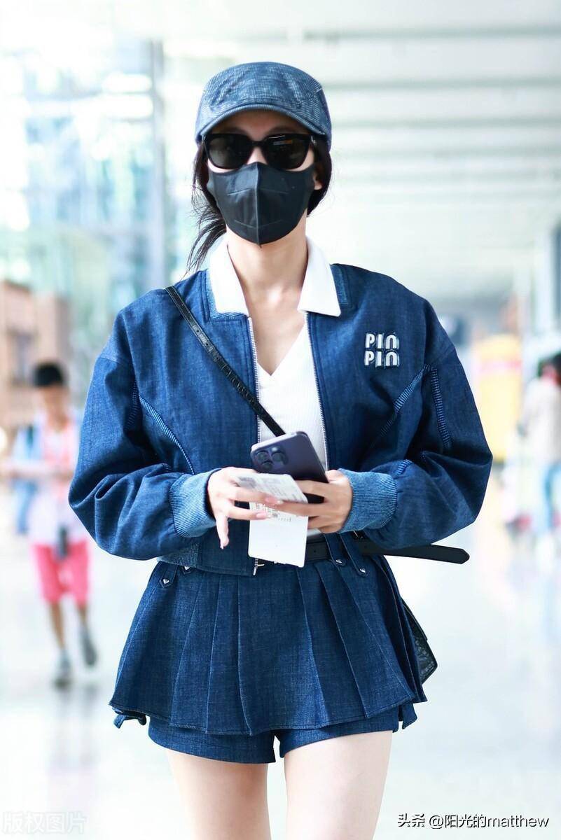 孙芮现身上海机场,牛仔夹克搭配牛仔迷你短裙青春有活力