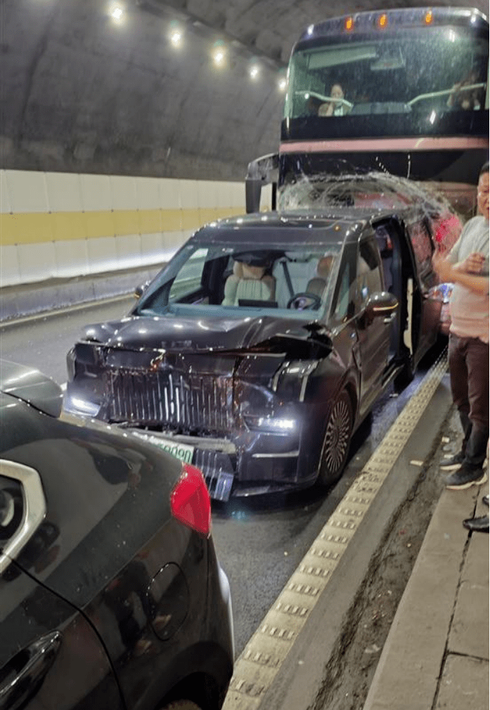 极氪009追尾半挂车,除了那坚强的a柱,还有什么值得关注?