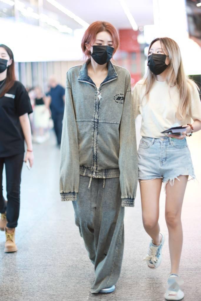 喻言着水洗牛仔外套造型现身机场 主打的一个脏脏包女孩_北京_风既