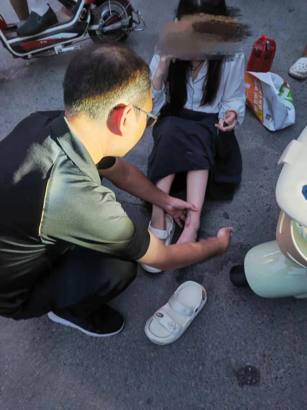 罗现科当即跑到交通事故现场,一名倒地的年轻女孩抱着脚一直喊疼