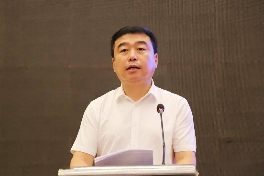 县长张秀伟代表喀左县作发言张秀伟在发言时说,喀左县坚持项目牵动,将