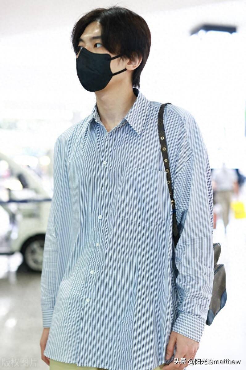 王瑞昌现身上海机场,身着条纹衬衫阔腿裤休闲帅气