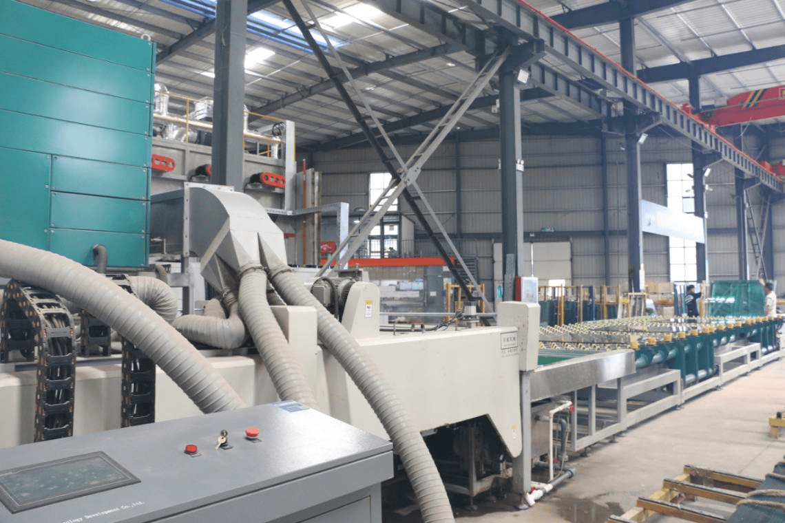 产业园河南省豫玻特种玻璃有限公司厂房内,智能立式打孔机,银锐切割线