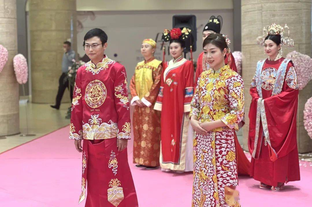 三重衣",到唐代丰美缤纷,色泽明丽的"凤冠霞帔",再到现代的新中式礼服