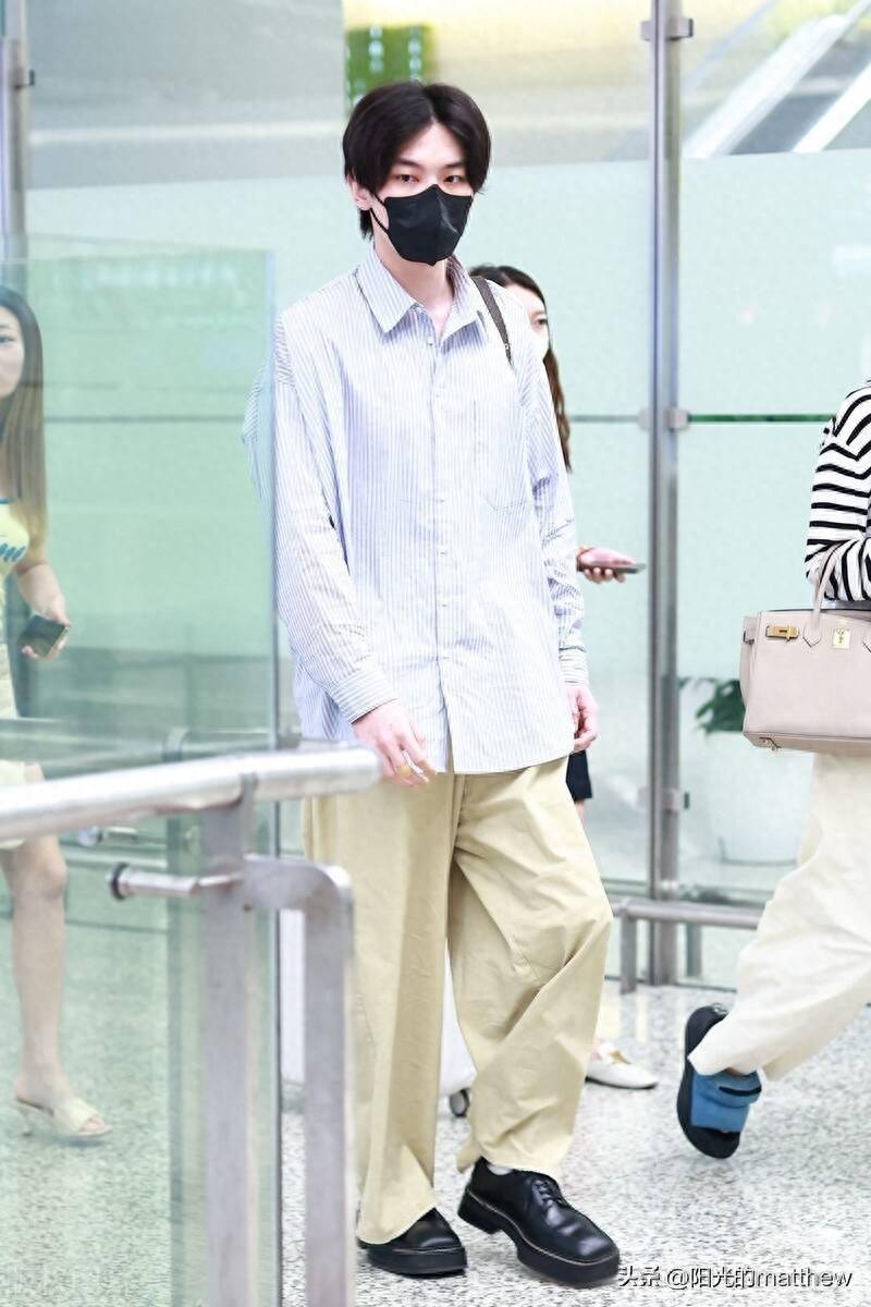 王瑞昌现身上海机场,身着条纹衬衫阔腿裤休闲帅气