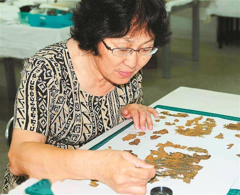 深技大迎来"大国工匠"王亚蓉 师从沈从文被誉为"中国织绣领域研究第