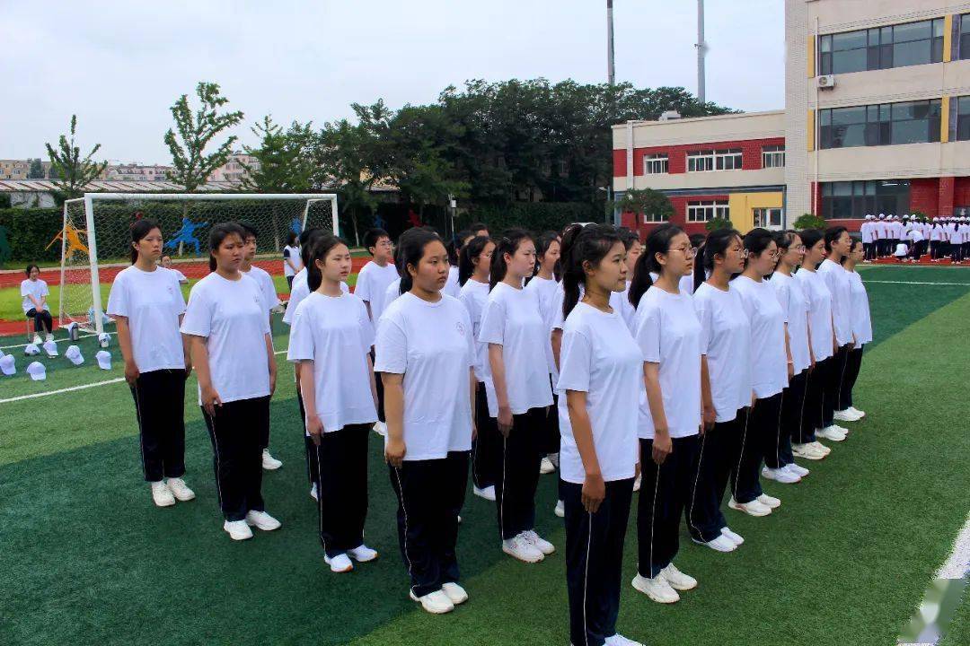 艺校播报丨青岛艺术学校2023年新生军训掠影_青春_阳光_口令