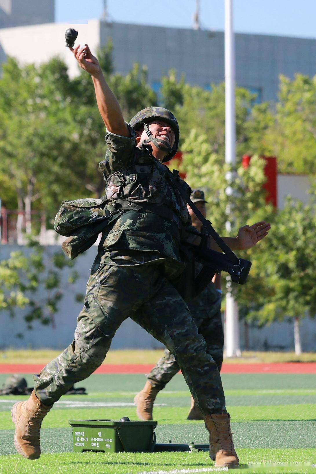 正在参加手榴弹投远比赛的武警战士