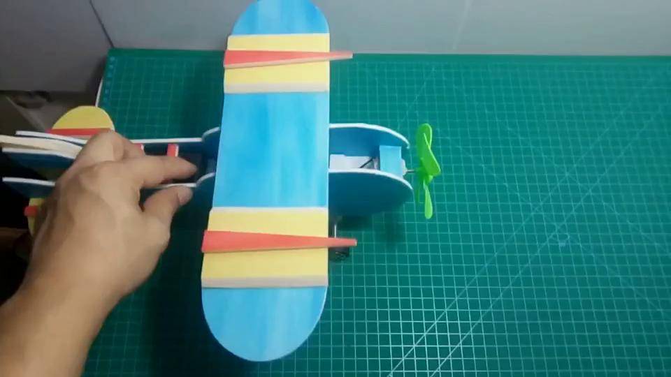 科技小制作～滑翔机15,材料用的是轻质的kt板材料.