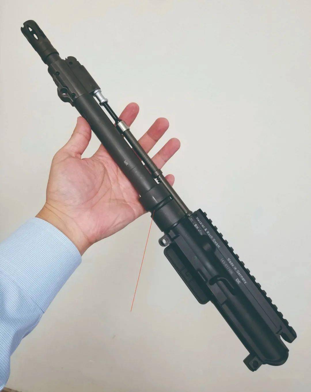 而是采用了带有m-lok接口和镂空设计的独立轻量化护手,皮卡汀尼导轨