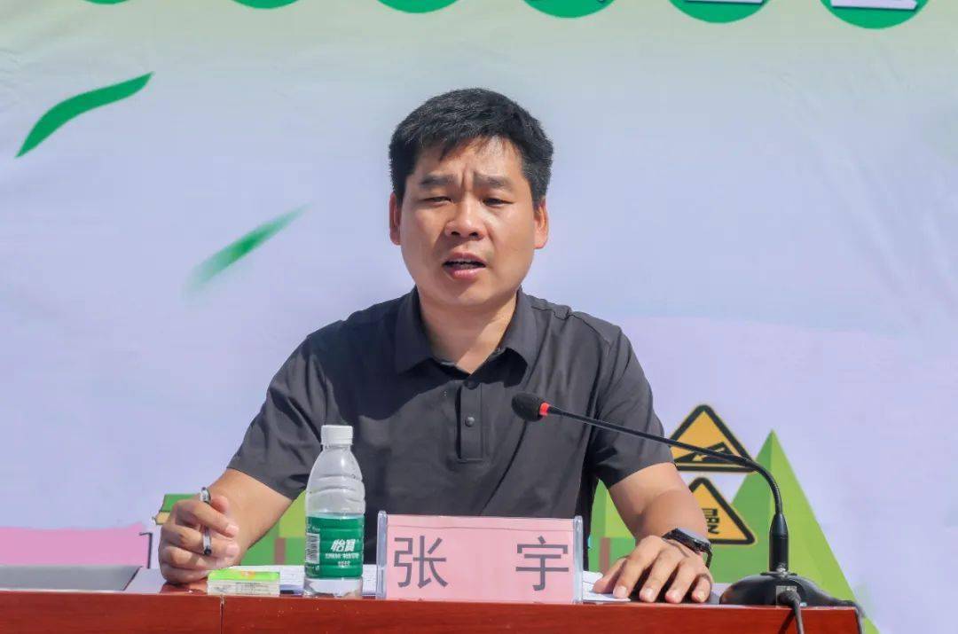 张镔同志解读《忻府区东楼乡农村道路交通安全专项整治工作方案》,并