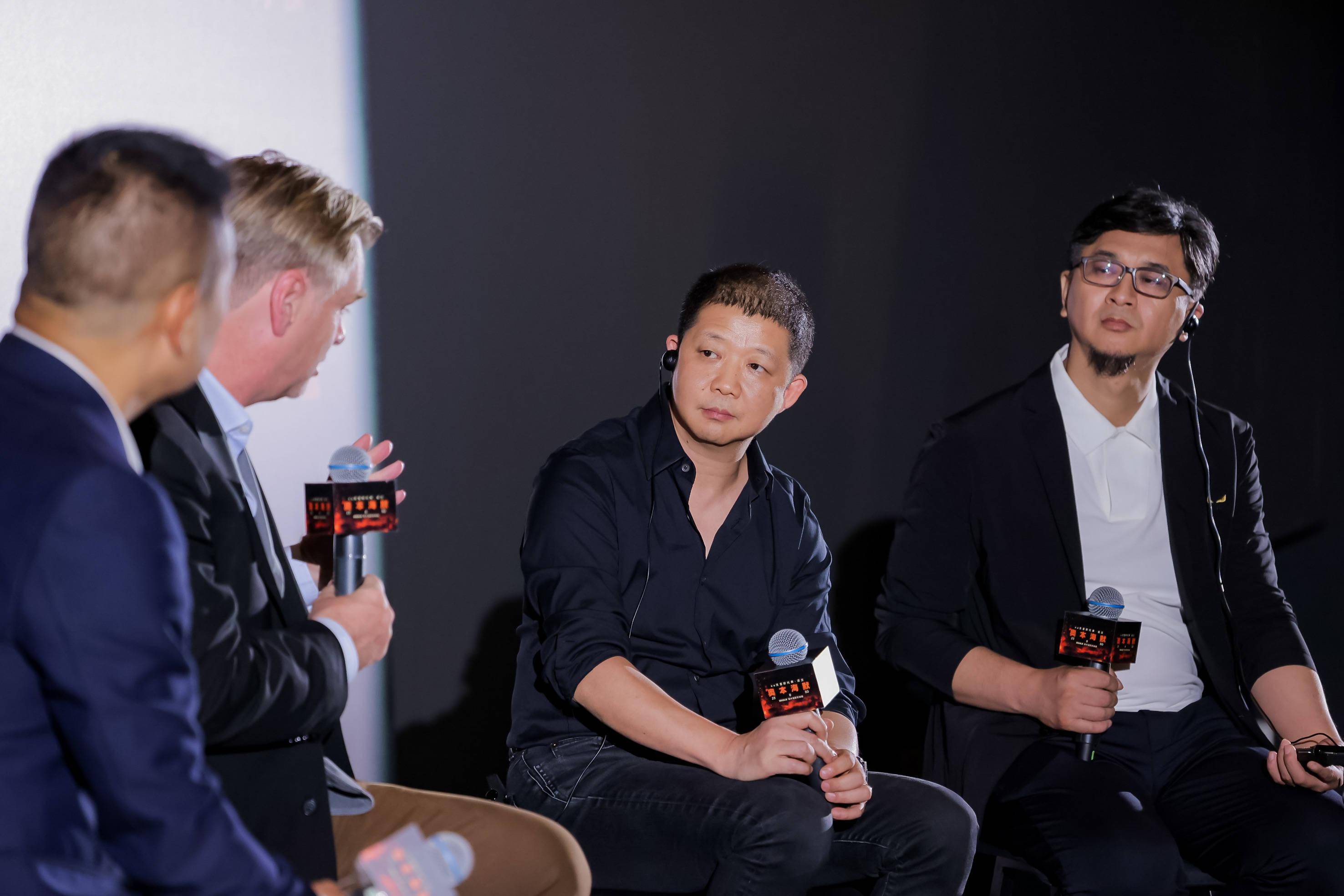 电影放映结束,诺兰导演登台并与李洋老师和曹郁老师进行对谈.