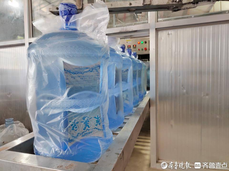一桶桶"莱善泉"桶装水从全自动生产线上生产出来在烟台江山多娇农业