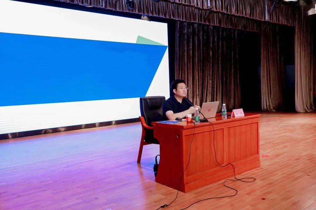 东直门中学召开教师全员实训会