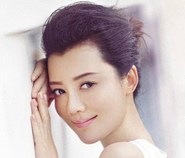 43岁车晓近照罕曝光,鼻孔朝天被指似猪鼻,曾被成龙做媒嫁给富商_微调