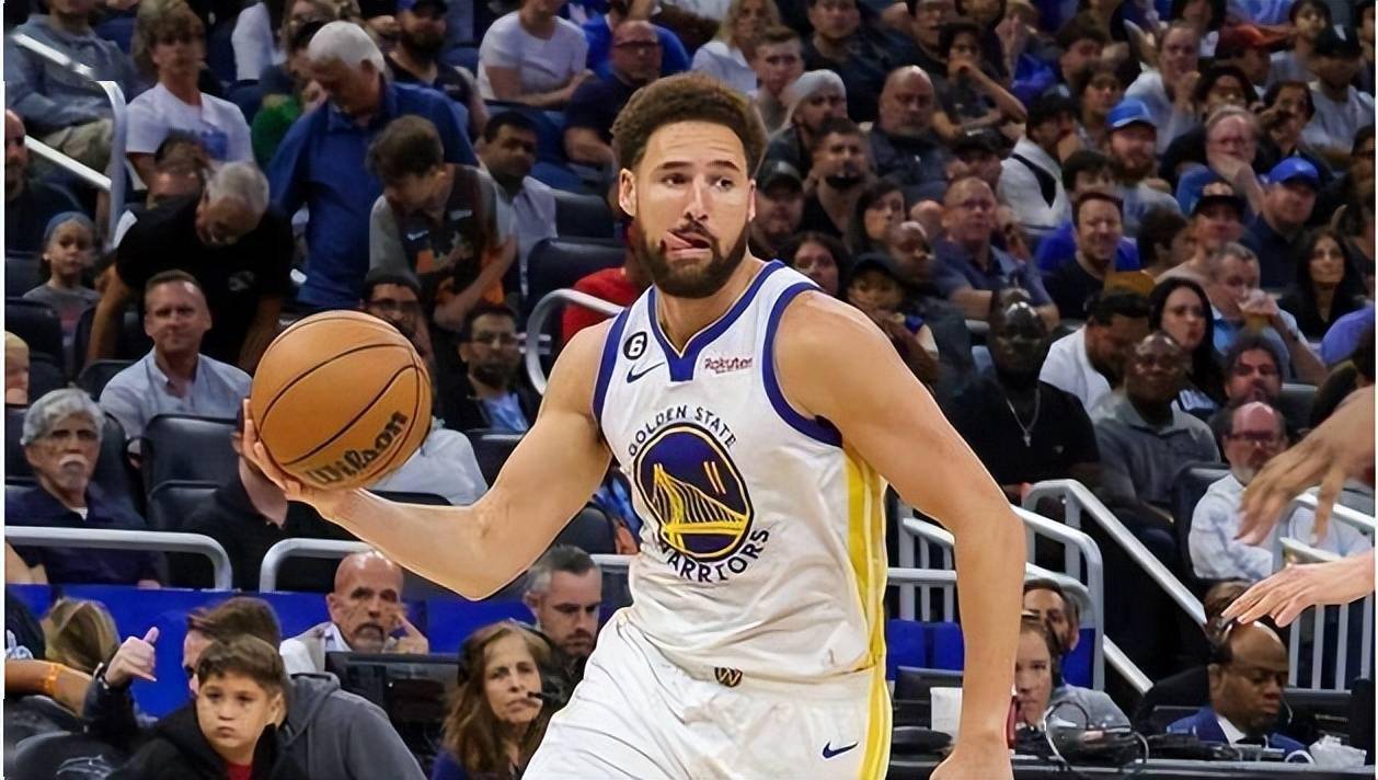 球队的更衣室领袖?库里认可保罗价值:他可以帮助多位小将成长!