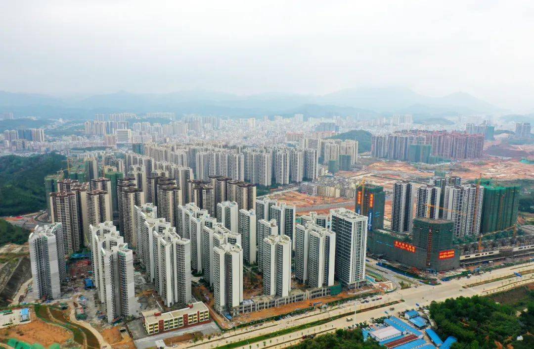 67市委常委会专题听取信宜市玉都街道工作汇报:扎实推进新型城镇化