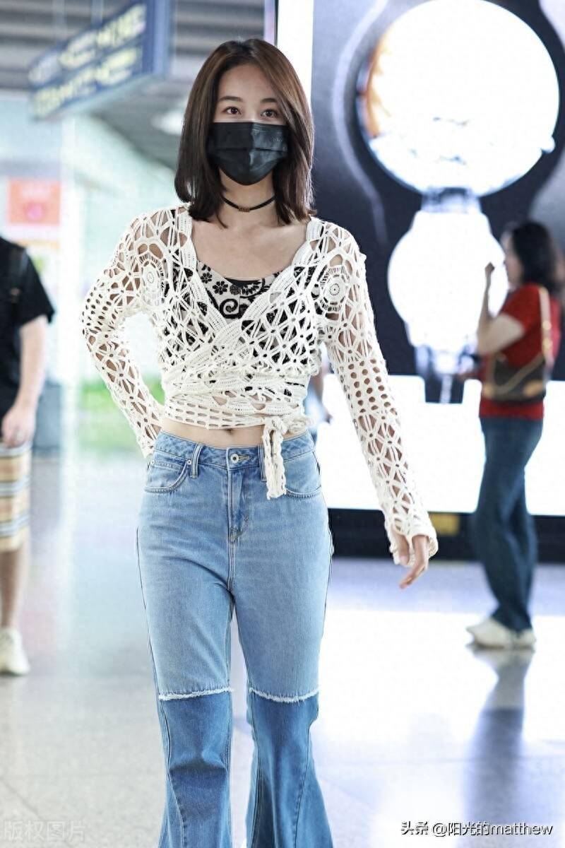 蓝盈莹北京到达,镂空针织衫搭拼色牛仔裤清爽靓丽_机场