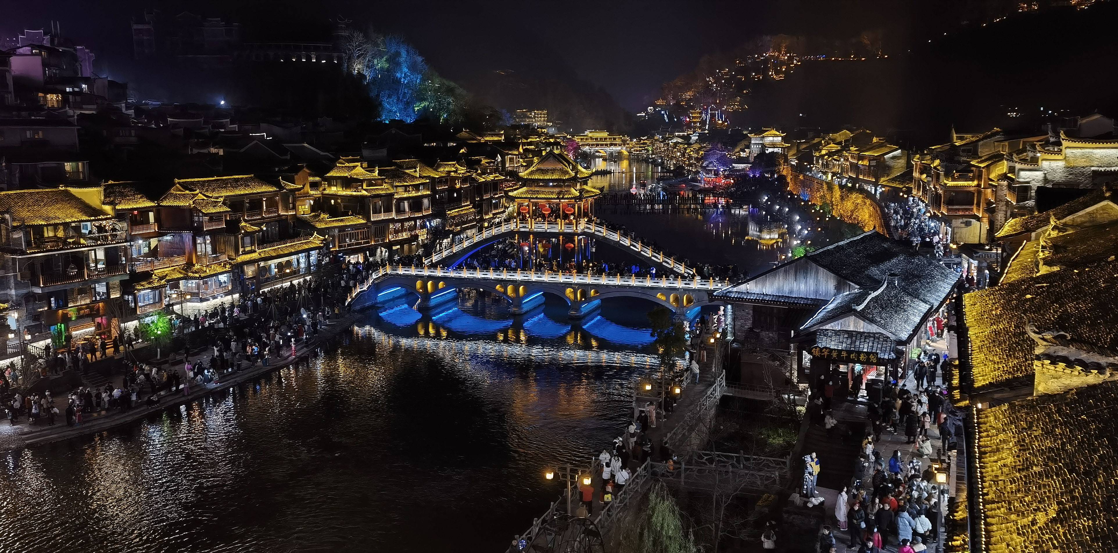 1月24日拍摄的凤凰古城沱江夜景