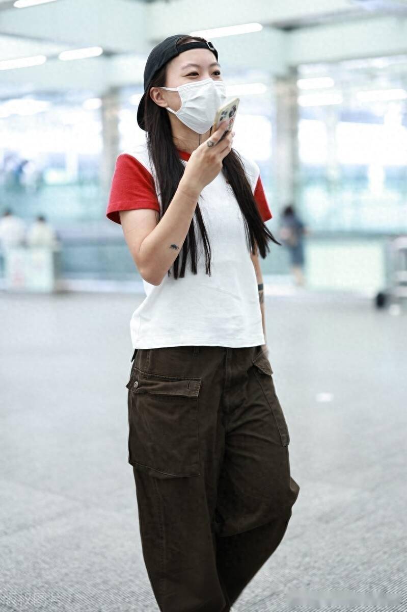 街拍:窦靖童白红拼色t恤 工装裤 棒球帽帅气潇洒_北京_机场