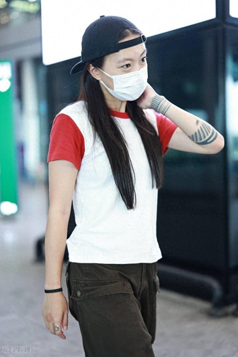 街拍:窦靖童白红拼色t恤 工装裤 棒球帽帅气潇洒_北京_机场