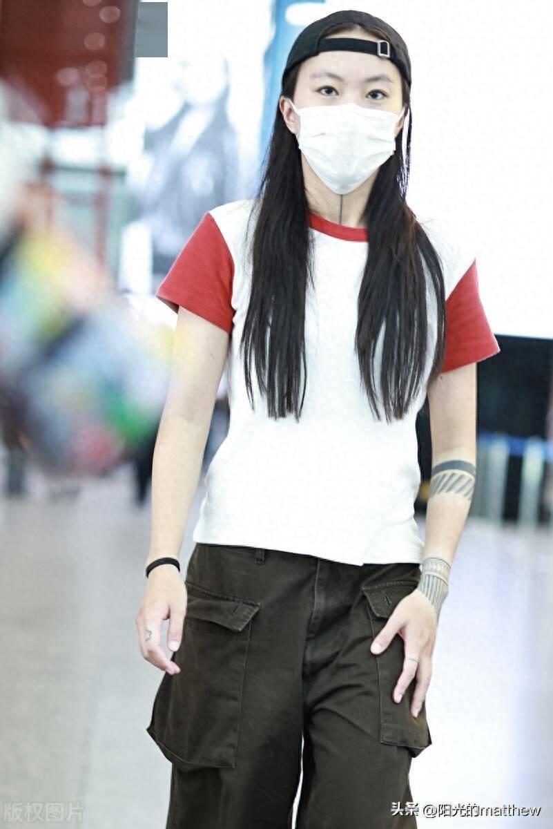 街拍:窦靖童白红拼色t恤 工装裤 棒球帽帅气潇洒_北京_机场