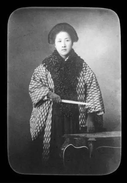 秋瑾照.威斯康星州历史学会藏▲ 内画李鸿章像鼻烟壶.