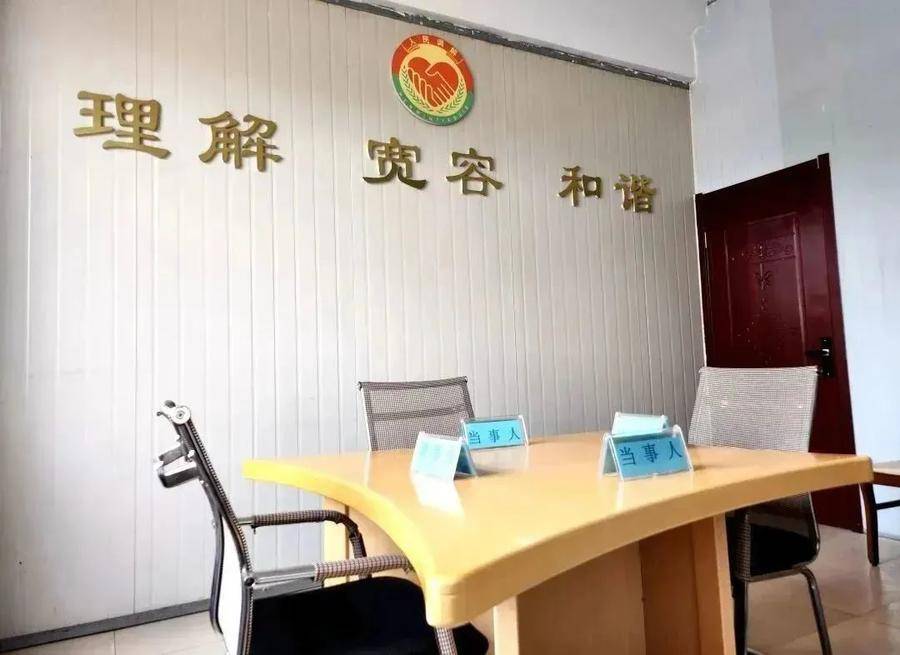 调解室分为开放式和封闭式内外两间，设有饮水机、沙发，调解桌设置四个