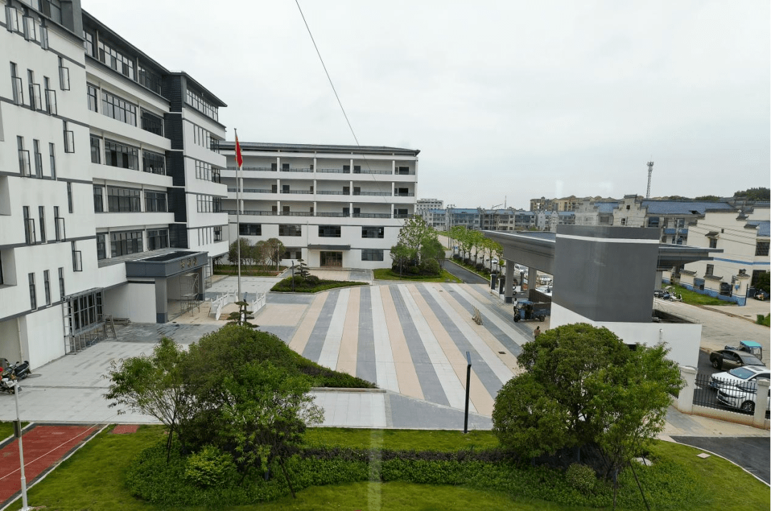 在阳光的照映下,赣派建筑风格清一色的白墙青砖黛瓦灰边,布局简洁