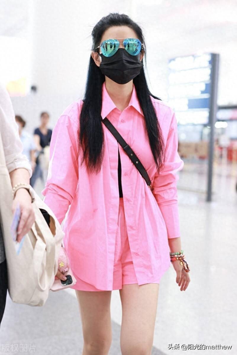 陈妍希现身北京机场,身着粉色套装青春甜美
