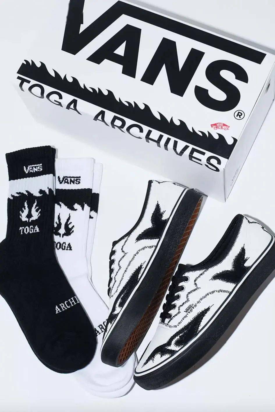 推出周边 t-shirtt-shirt 设计延续专辑封面,由 drake 儿子 adonis 所