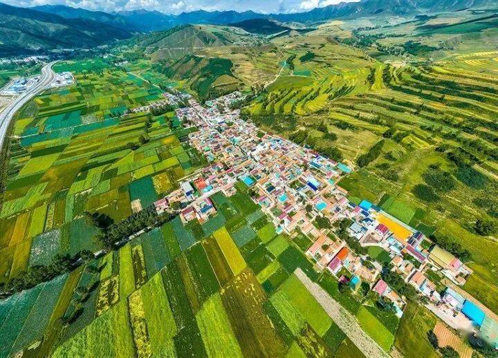 地处西宁至大坂山途中的大通县东峡镇田家沟村,绿遍田野,潺潺泉水