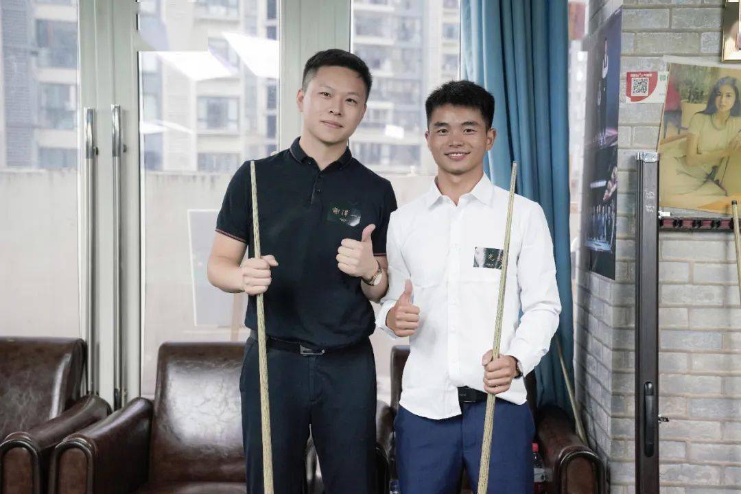 为获胜挑战组颁奖冠军:谢泽一特邀嘉宾王丹代表李洪波为冠军颁奖亚军