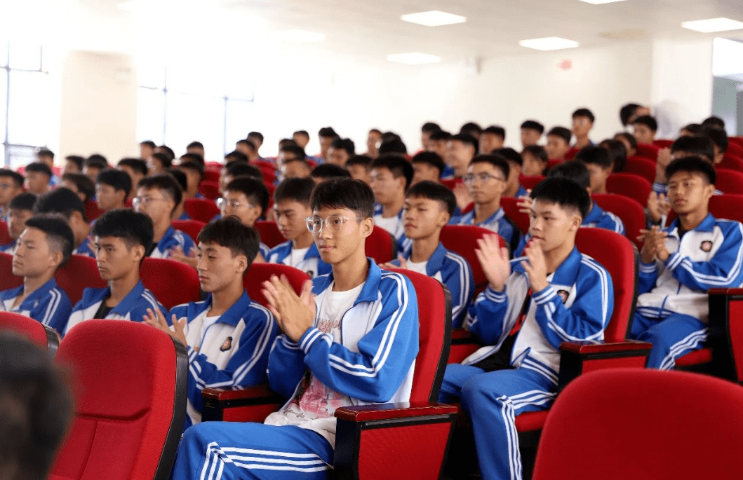 教体局捐赠20万元体育设施和体育用品;静安区团委向广南县第十中学校