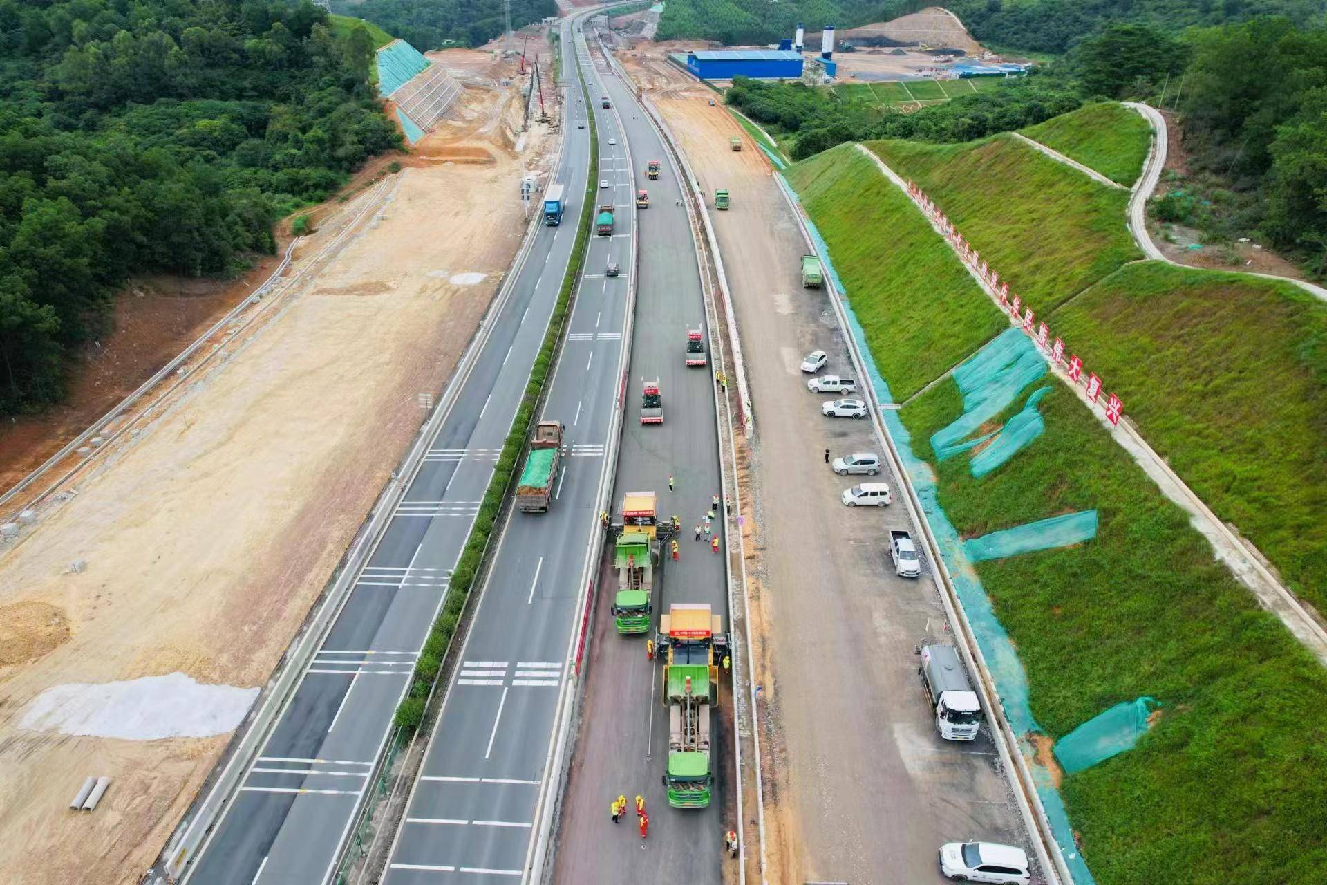 长深高速河惠段改扩建项目路面试验段完成摊铺