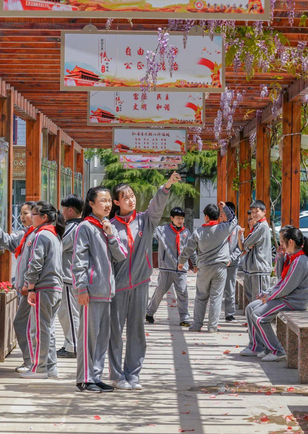 洪庙中学奉城第二中学创办于1990年,地处奉城镇中心位置,是区内一所