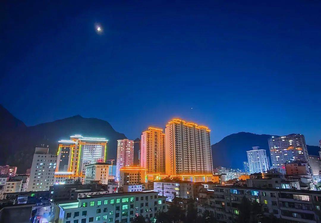 镇安县城迎宾路夜景 倪方海 摄镇安县城夜景 倪方海 摄每当华灯初上