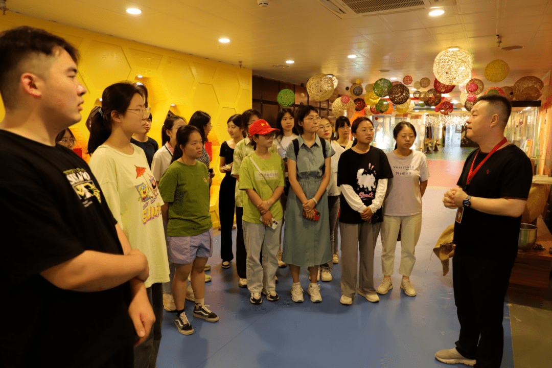 在田源酿造,高瑞举董事长亲自为学生们介绍了酿造的整个工艺流程,各