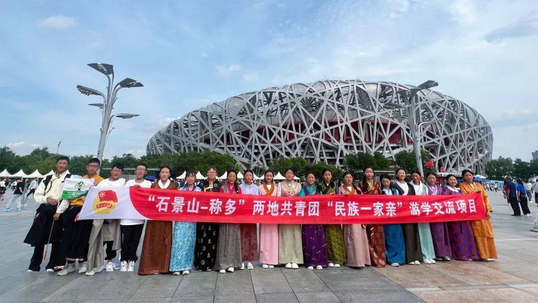 参观玉树抗震救灾纪念馆返程当天,团县委书记巴代松毛带领孩子们走进