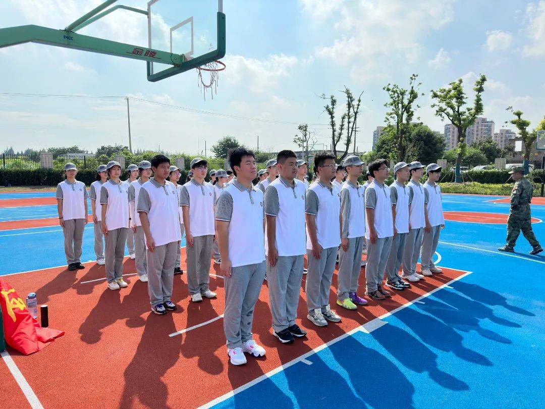 他们精神抖擞,他们口号铿锵他们不惧骄阳,他们意气风发上海市通河中