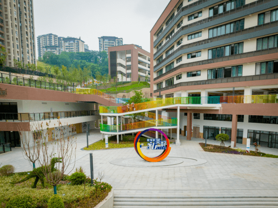 礼嘉实验二小由礼嘉实验小学教育集团办学,与礼嘉实验小学(即礼嘉实验