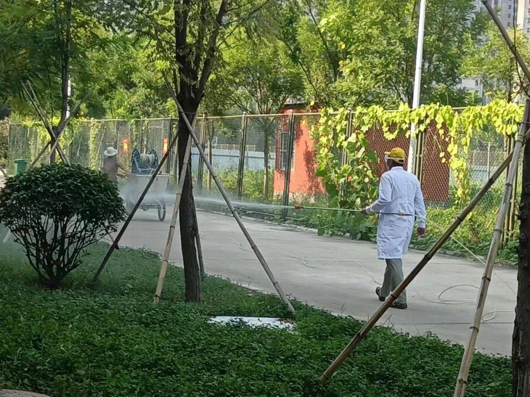对校园进行消杀▲王庙镇中心中学:对校园进行消杀▲鱼城镇中心中学
