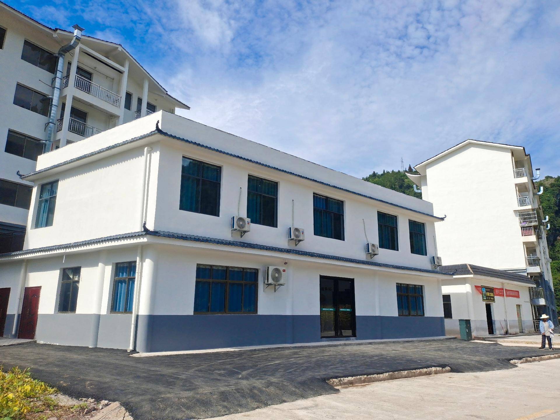 "8月29日,居住在宣恩县万寨乡向阳社区的何大爷笑着说道.