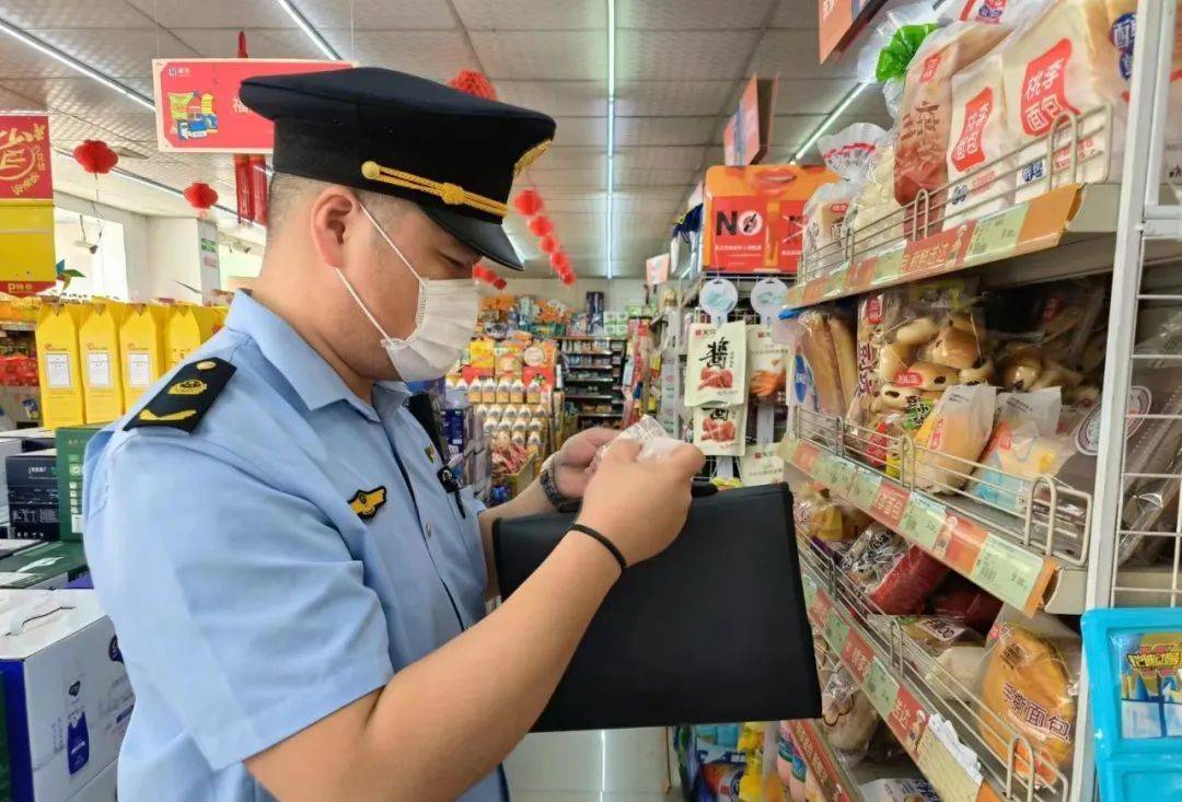 对经营者的营业执照,进货台账和食品处理操作规范等进行详细检查,从证