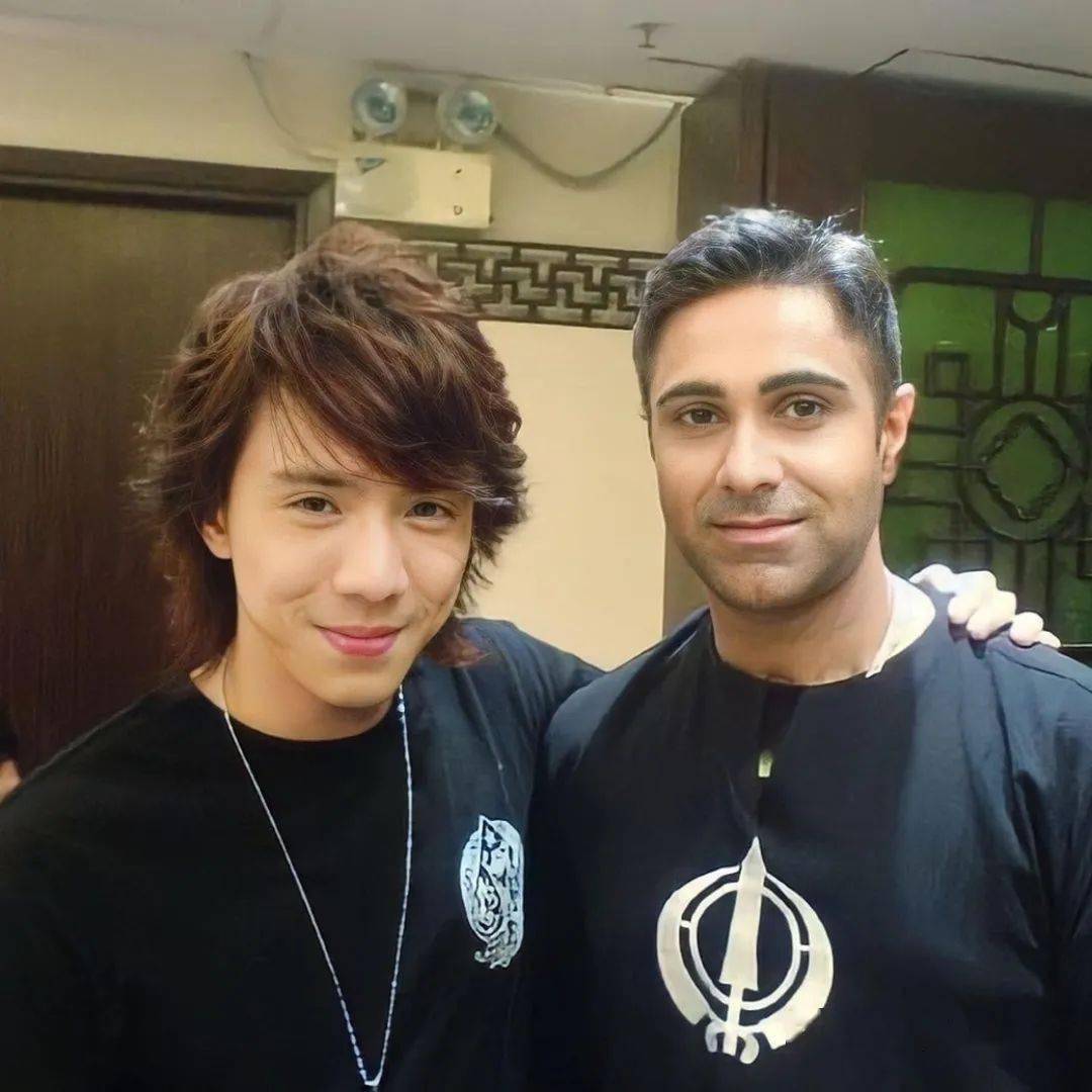 53岁的乔宝宝,以tvb《残酷一叮》出道,入行后以搞笑演出为主,虽然他是