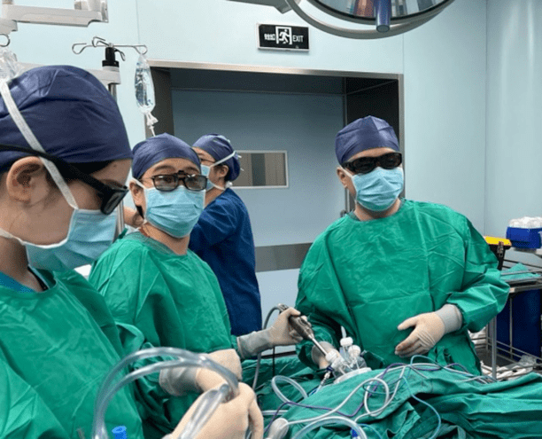 14岁女孩肚子突然变大,竟藏着巨大卵巢囊肿!