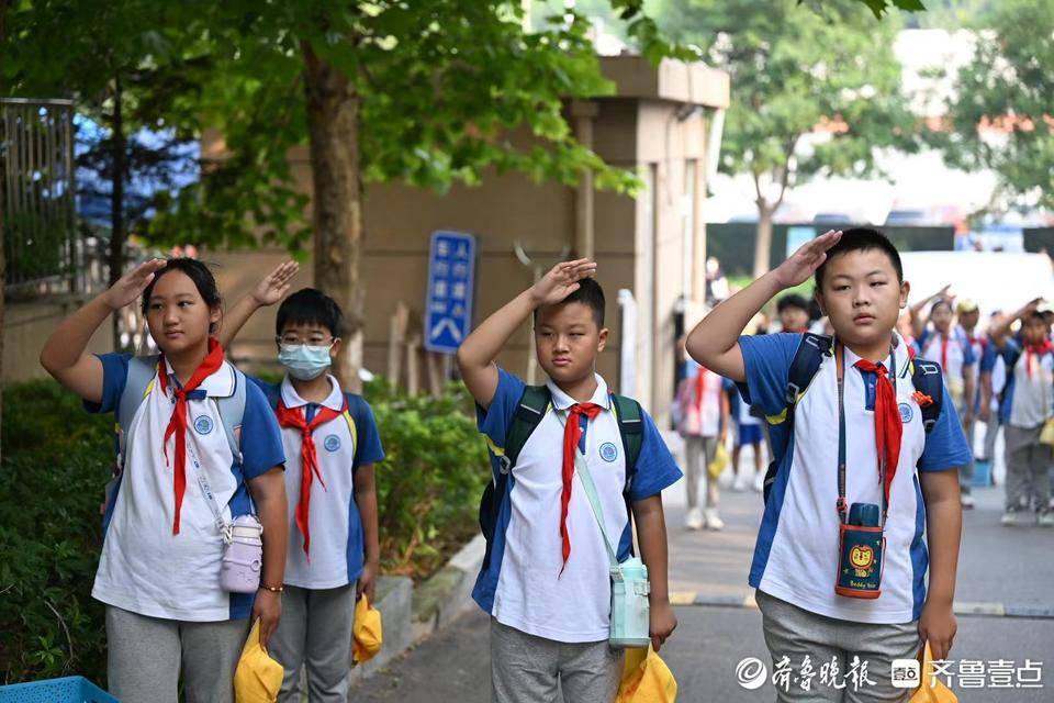 国歌声响起,这群小学生原地站定,向国旗脱帽敬礼_齐鲁_搜索_王鑫