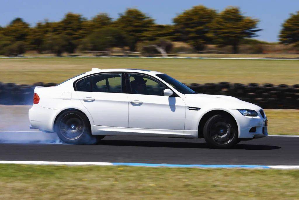 其历史上最棒的v8引擎:s65,以及一台非常具有争议的m3e9x(90代表四门