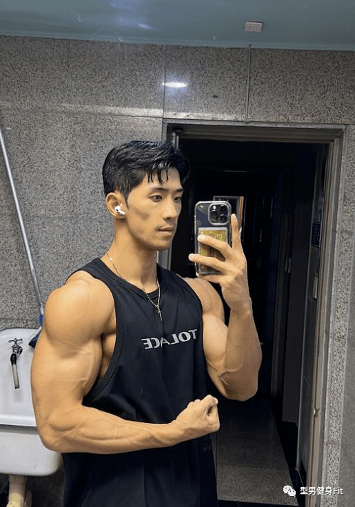 拍写真的内裤男模小哥有点帅!
